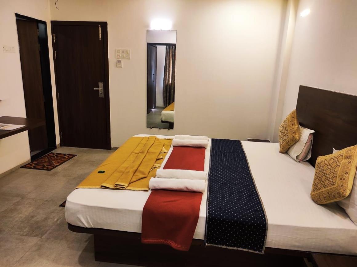 Hotel Manasi Inn Satara Luaran gambar